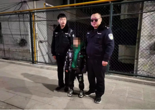 警灯照亮回家路！临汾乡宁县公安深夜救助一名走失男童155.png