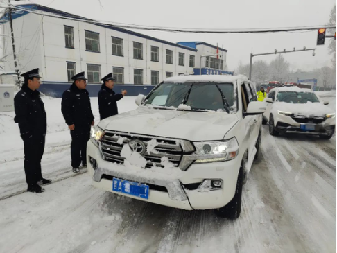 以雪为令，太原娄烦公安全警动员战风雪保安全304.png