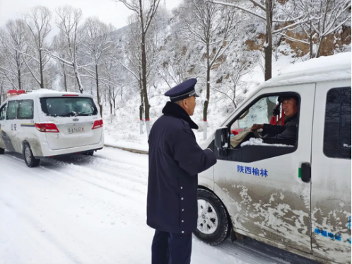 以雪为令，太原娄烦公安全警动员战风雪保安全368.png