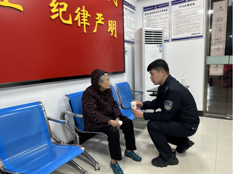 福建福安公安帮助迷路老人找到家人