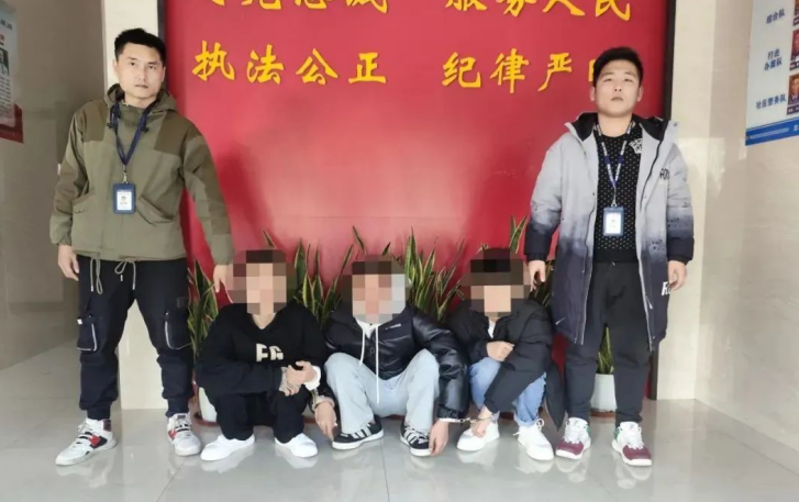福建福安公安：三小伙光天化日盗车内现金 不到两小时就落网
