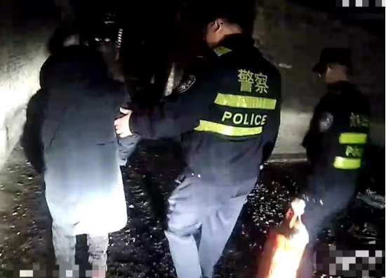 山西介休公安西南所：老人出门买药未果，民警深夜护送回家130.png