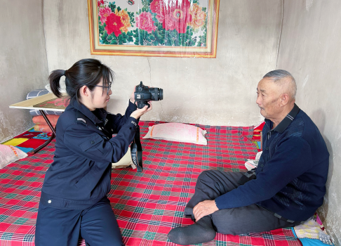 【传承雷锋精神 彰显为民警色】山西寿阳县公安局宗艾派出所上门为群众办理身份证