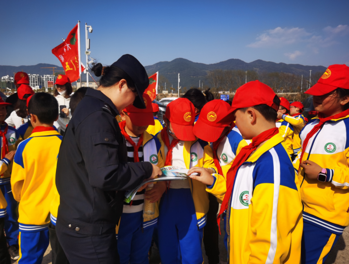 福建福安溪潭派出所联合镇政府到廉村景区开展反诈普法宣传