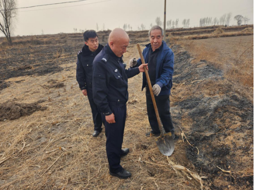 山西介休公安张兰所：社区警务队及时制止了一起村民野外违规用火行为130.png