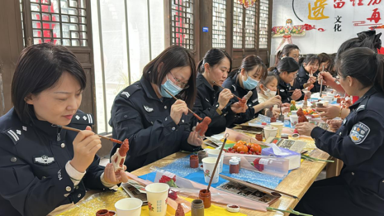 【琉璃映初心，巾帼展芳华】山西介休公安东南所：开展琉璃文化体验活动