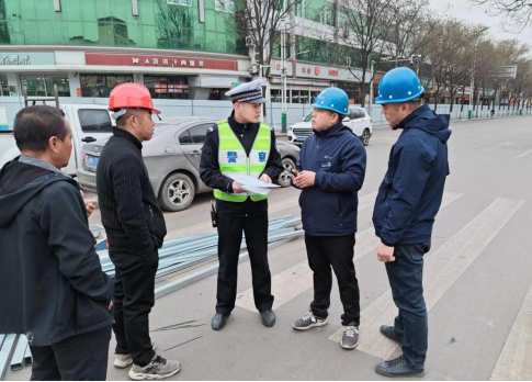 山西介休公安交巡警：对城区施工路段开展道路交通安全检查