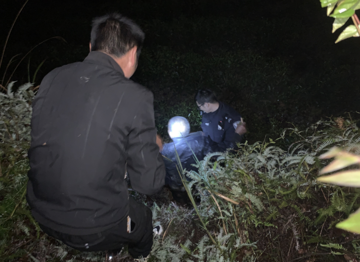 八旬老人雨夜走失 福建福安民警倾尽全力找回