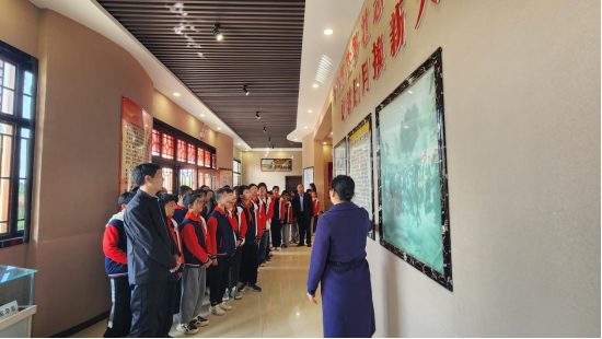 河南省项城市第九初级中学举行清明祭英烈活动868.png