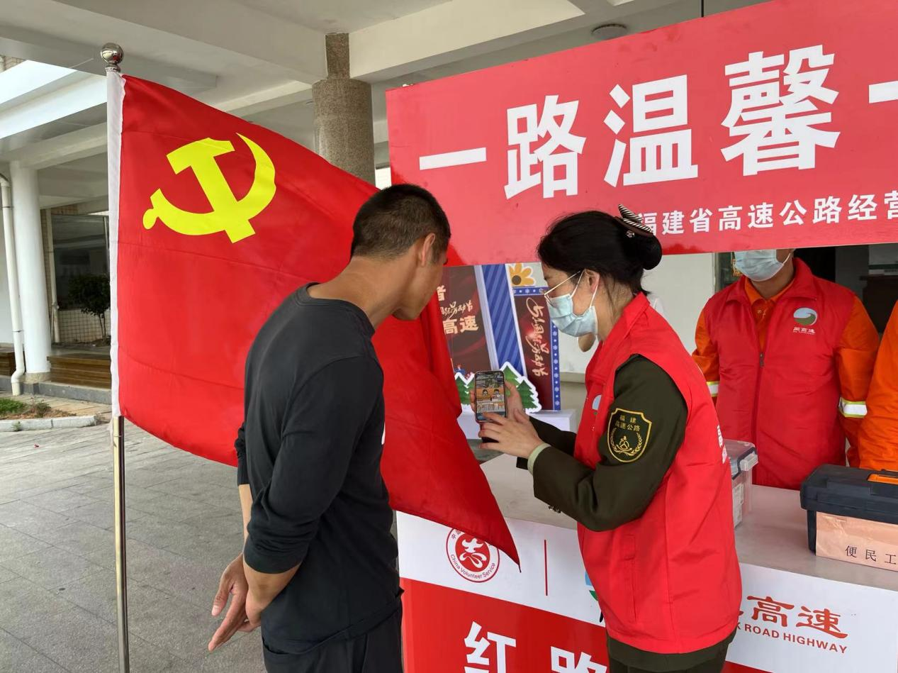 “五一”假期我在岗 福建龙岩高速红路志愿者在行动