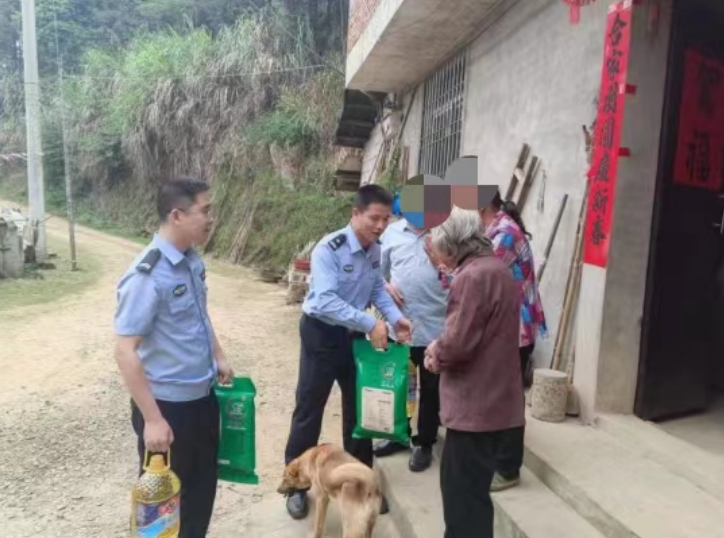 福建宁德七都派出所开展母亲节走访慰问活动