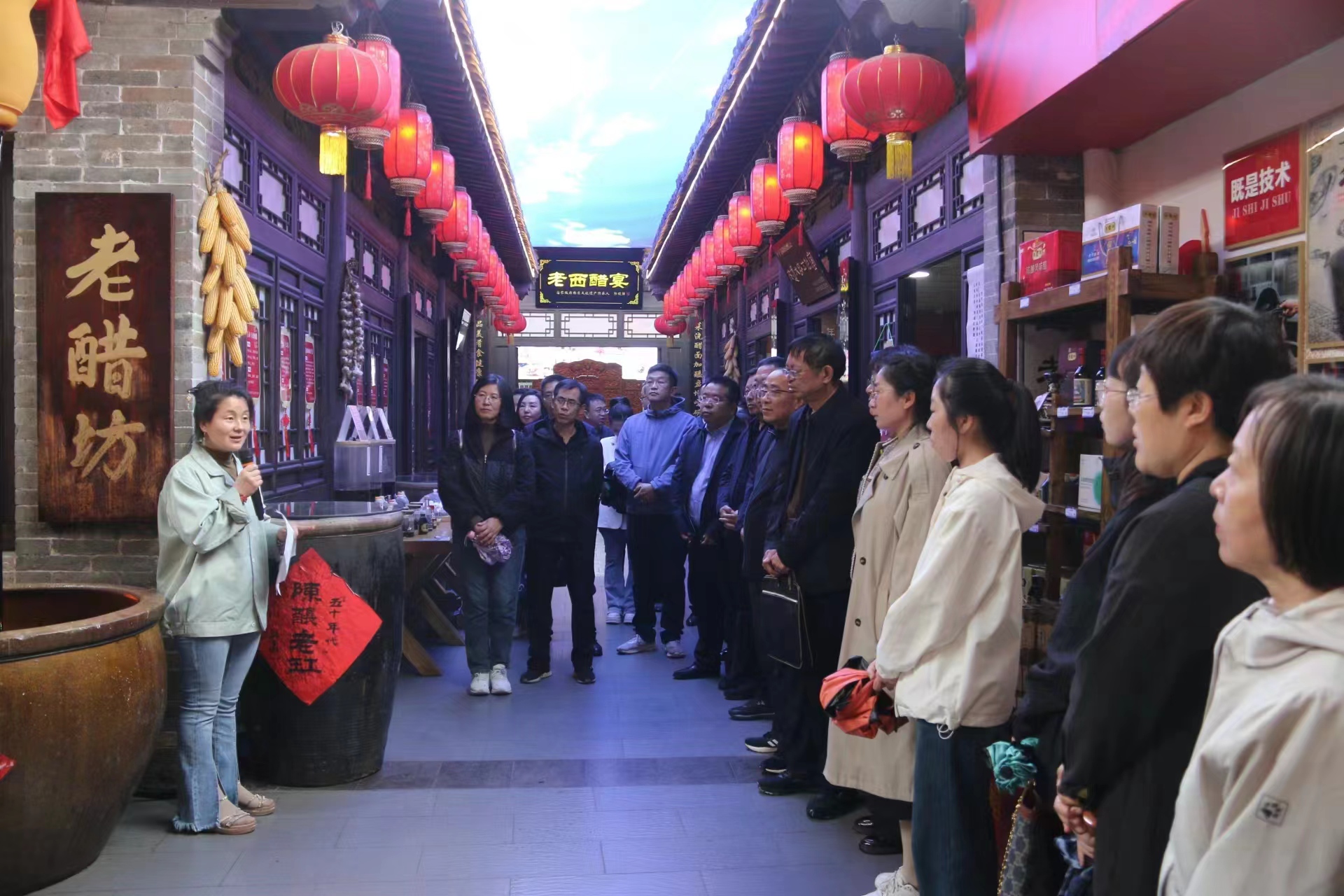 4在东湖老醋坊，店长程玲向大家宣讲山西老陈醋的历史文化内涵、工业魅力和特性特点.jpg