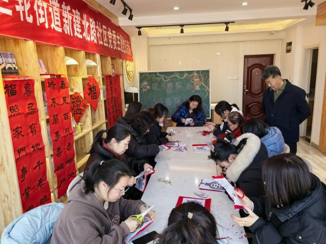 太原市杏花岭区巨轮街道新建北路社区：笔书春联意  纸剪瑞彩情