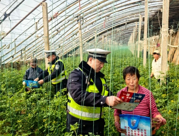 临汾公安交警走进农村菜棚开展冬季交通安全主题宣传，筑牢道路街