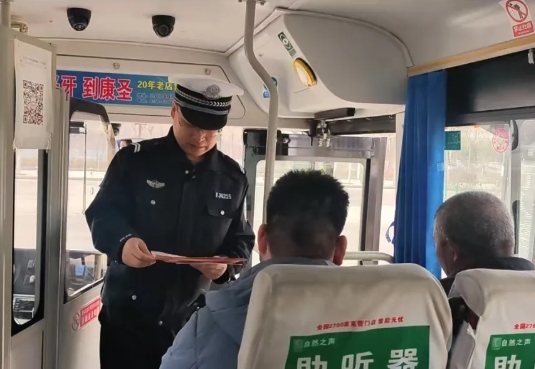 吕梁兴县交警走进客运西站，为安全出行 “加码”