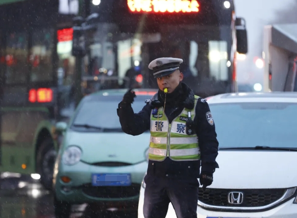 战风雪，保畅通！吕梁公安交警“闻雪而动”，守护平安出行路！