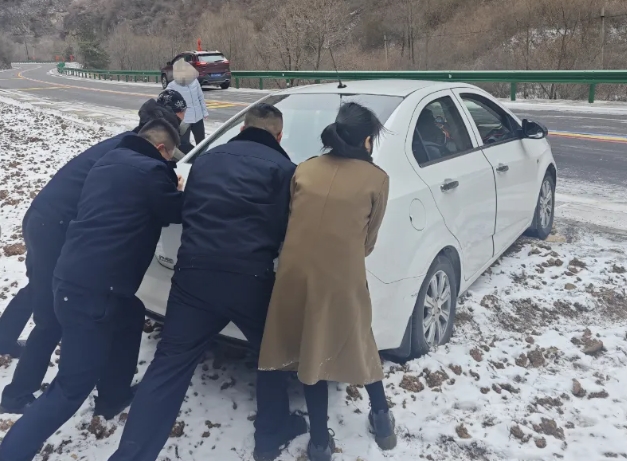 长治壶关：风雪冻人，“枫警”暖心