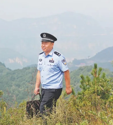 群众来电，他总说“好，我马上到”（党旗在基层一线高高飘扬）