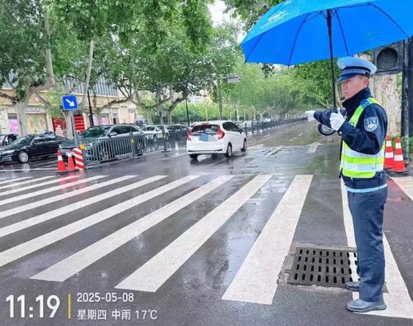 雨天“守路人” 平安“守护者”——临汾公安交警雨中执勤保畅通