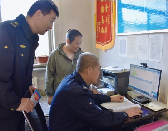 临汾安泽公安交警进企业开展交通安全警示教育暨打击“黄牛”“黑