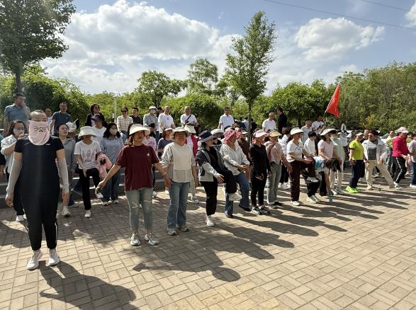 太原万柏林区南寒街道：万亩登攀绘夏意  社区共赴健康行