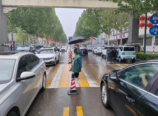 临汾安泽公安交警雨中坚守 全力保障道路畅通