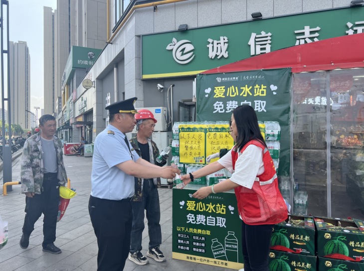 太原万柏林区小井峪街道：情系户外工作者  夏日送水沁心田
