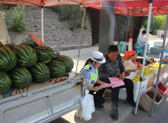 长治武乡：交警来唠嗑  平安摆摊乐呵呵