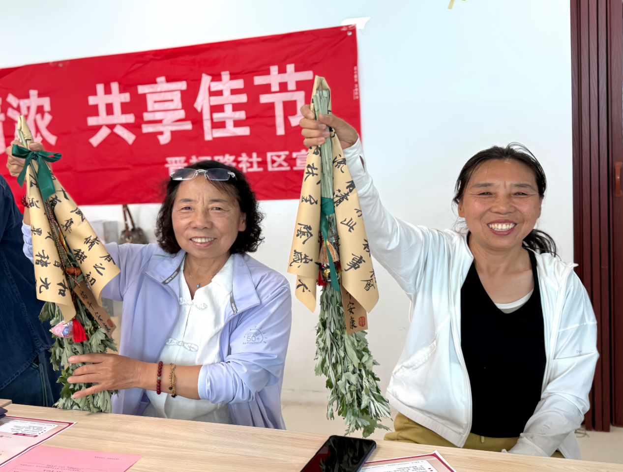 太原万柏林区长风西街街道开展“端午情浓  共享佳节”DIY艾