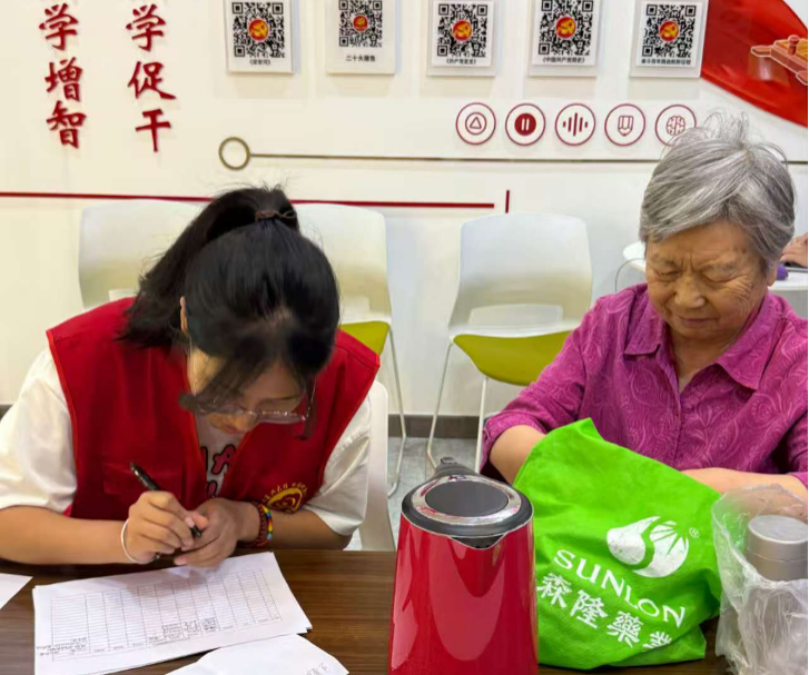 太原万柏林区兴华街道：志愿服务基层行  家电维修惠民众