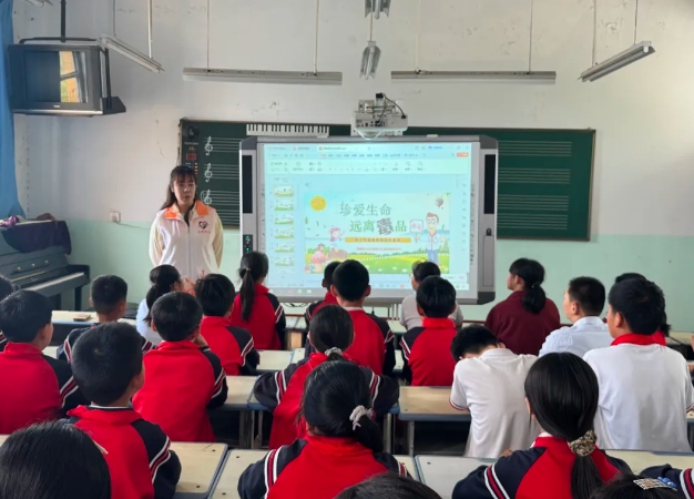 临汾尧都：禁毒社工给小学生送上“六一”禁毒礼包