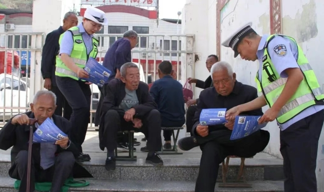 临汾公安交警精准宣教守护辖区老年人出行平安