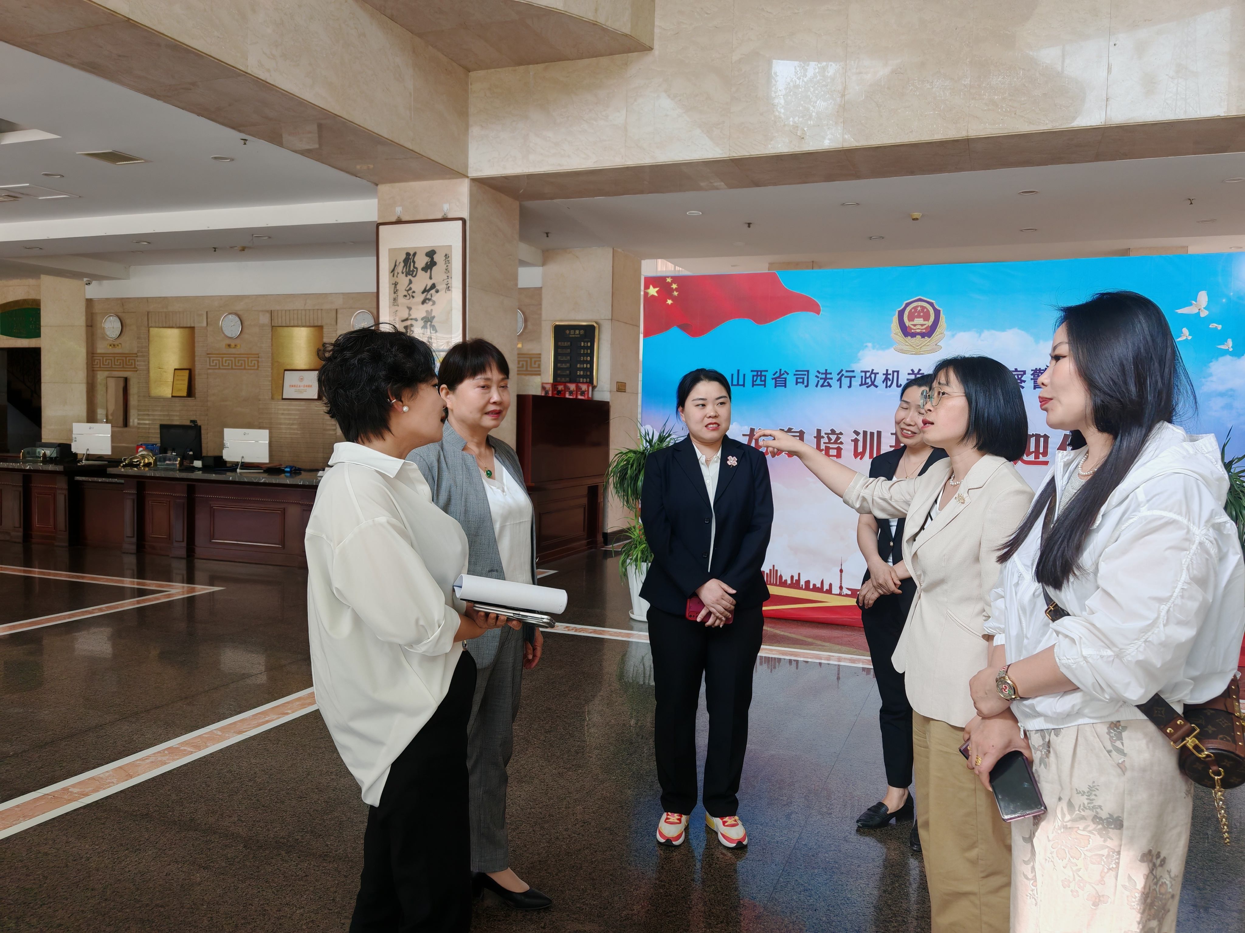 太原万柏林区神堂沟街道：面对面宣传《民营经济促进法》