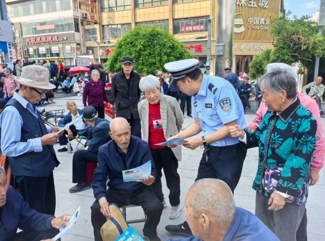 吕梁兴县交警走进广场对“银发”一族开展交通安全宣传活动