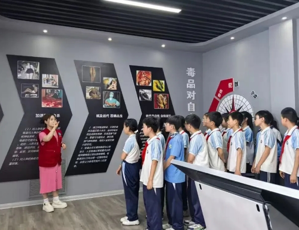 从“看听触答”到灵魂震颤，这场沉浸式禁毒课触动童心！