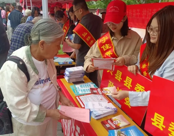 吕梁兴县县委政法委开展防范非法金融活动集中宣传活动
