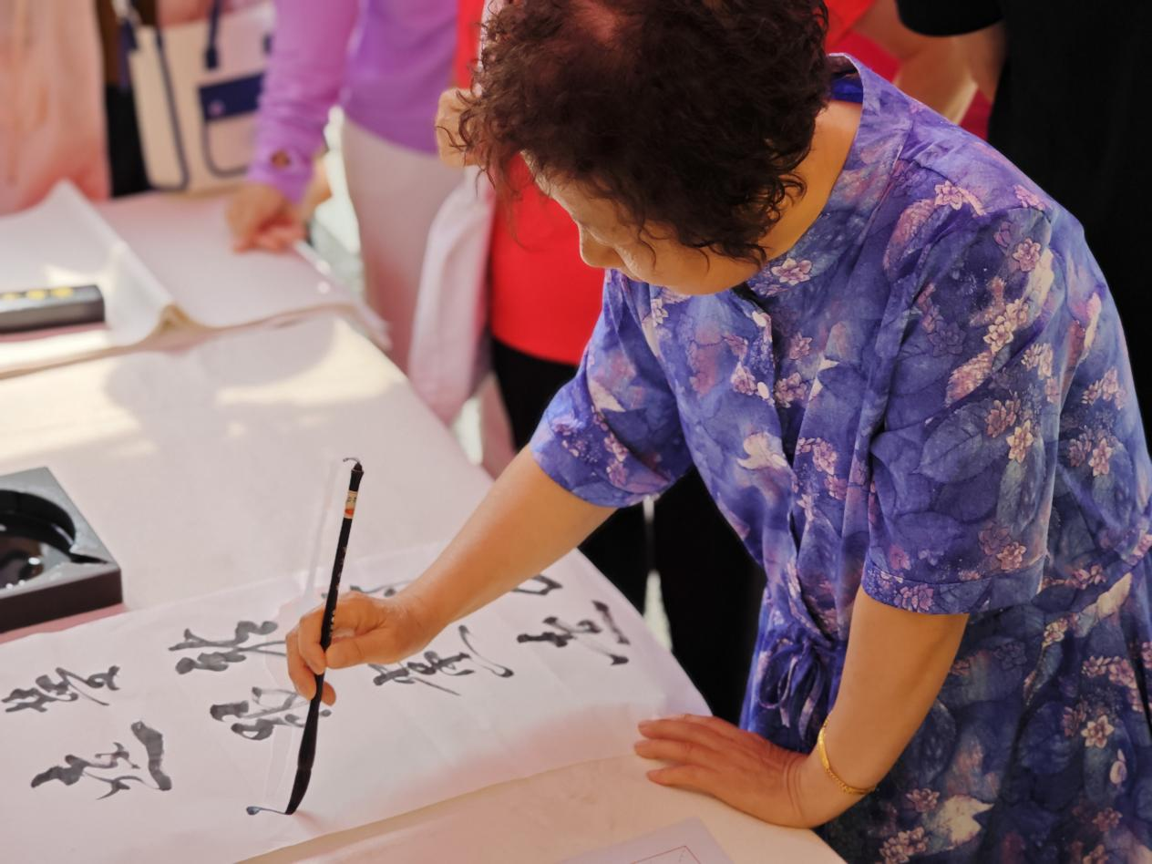 太原晋源区绿地社区举办“翰墨书初心  丹青庆七一”书法活动