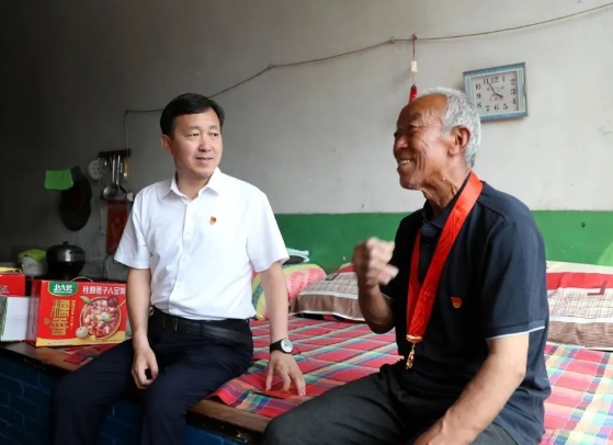 吕梁岚县县委书记张新春“七一”前夕走访慰问困难老党员