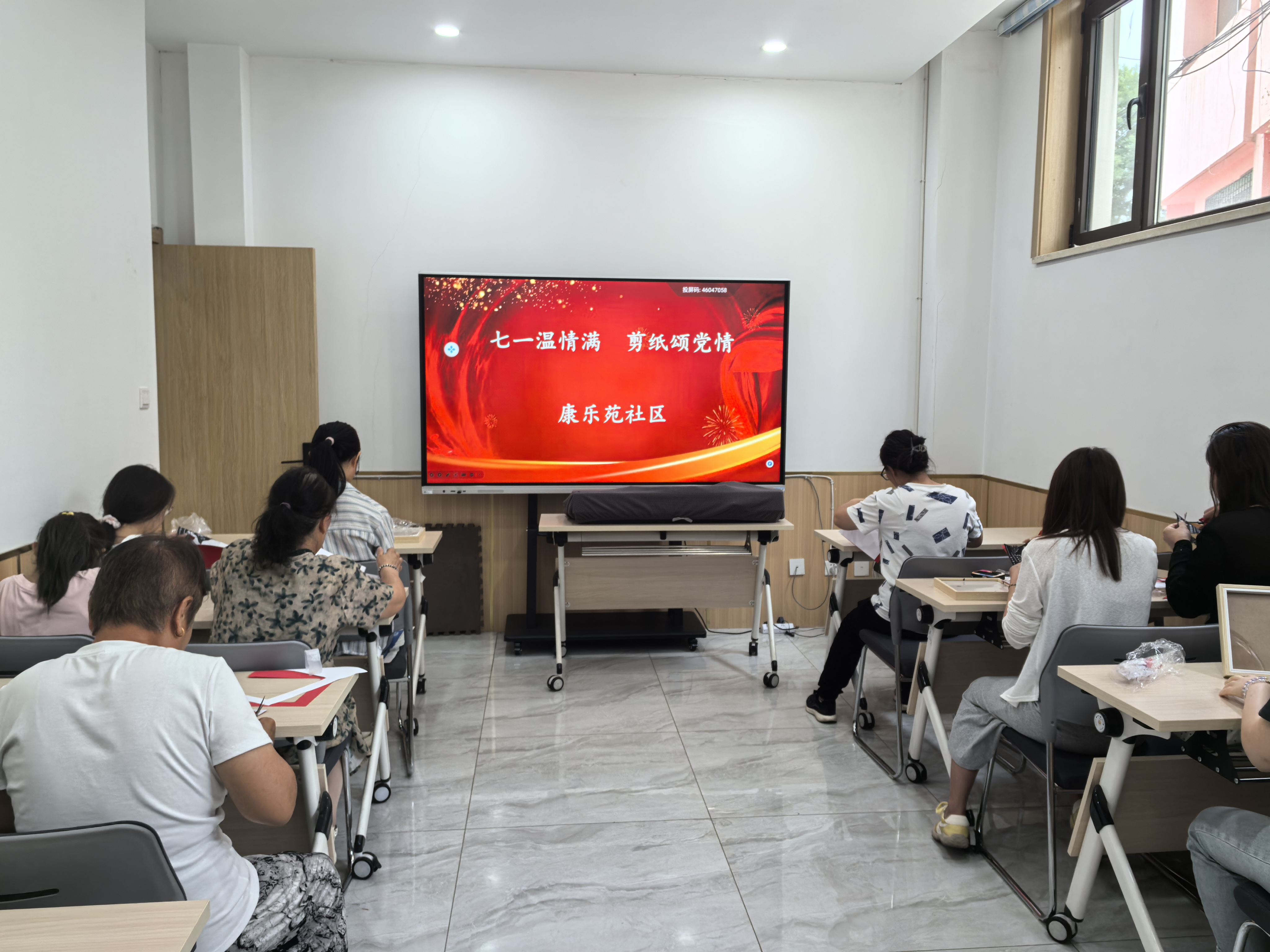太原万柏林区南寒街道：“七一”温情满  剪纸颂党恩