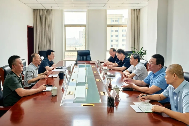 运城市政协委员在市城市管理局就完善城市公园体系进行调研
