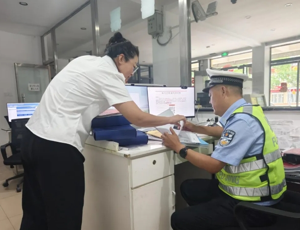 临汾公安交警进企业开展交安警示教育暨打击“黄牛”“黑中介”顽