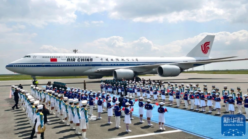 习近平抵达阿斯塔纳