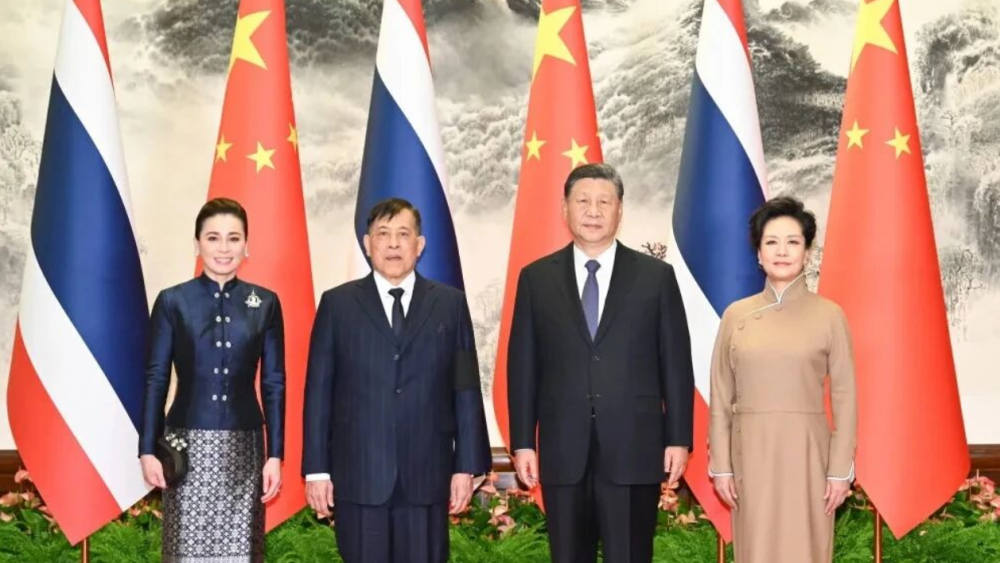 习近平会见泰国国王哇集拉隆功