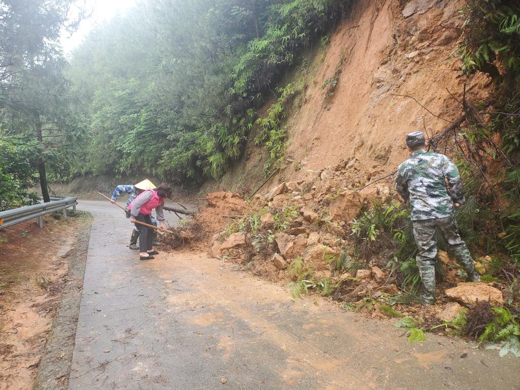 南方强降雨致超警洪水 多地提升应急响应