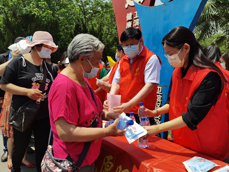 河南省新乡市卫滨区文明口罩伴出行，城市创建在心中