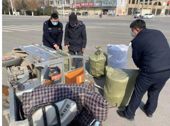 河南沈丘：巡逻民警热心帮助侧翻三轮车