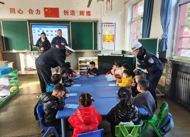 吕梁交城交警：警幼零距离 安全伴“童”行