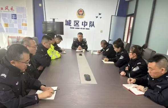 吕梁石楼交警大队深入城区中队调研 共促交通秩序优化