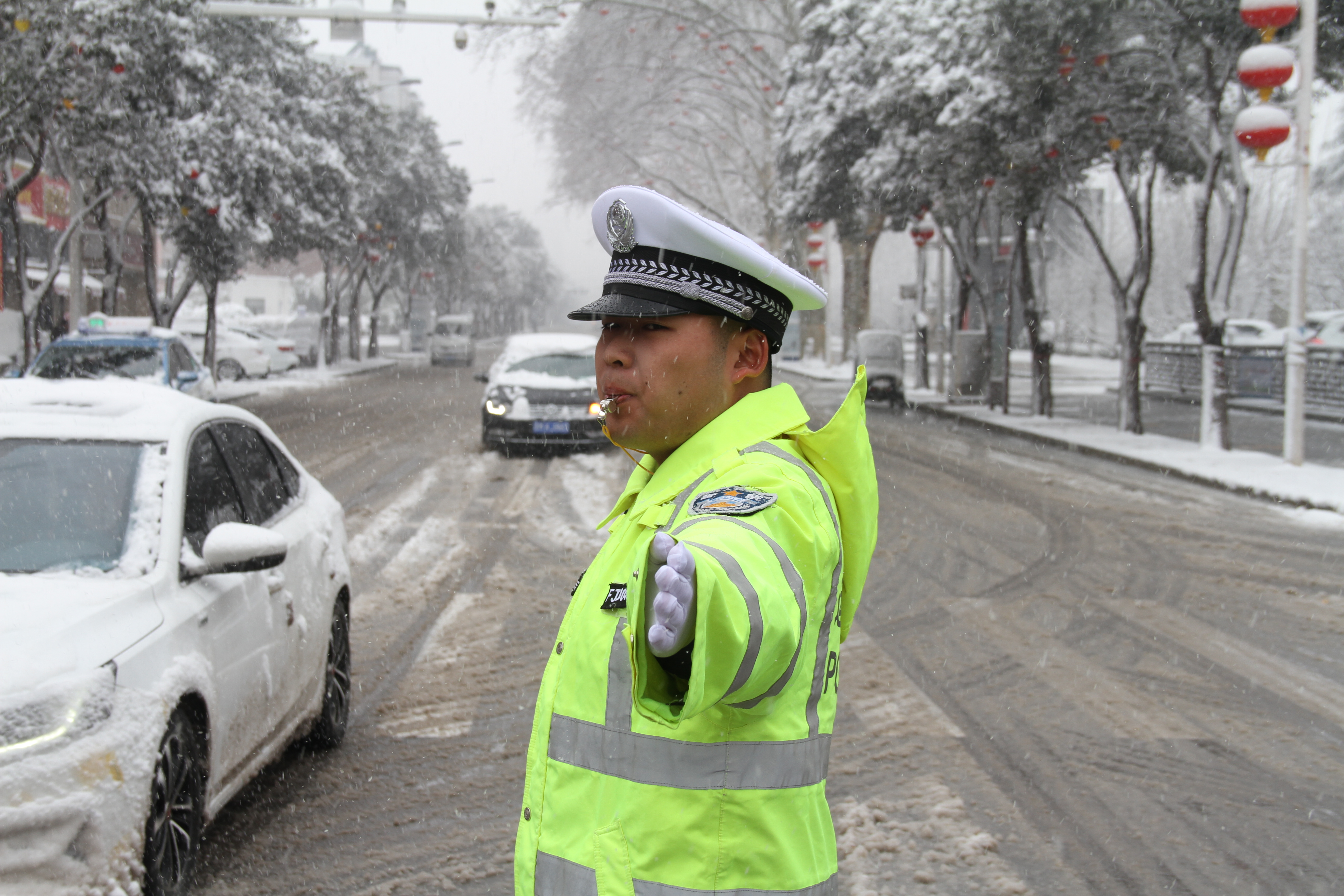 运城平陆公安交警：雨雪执勤保畅通  守护平安出行路