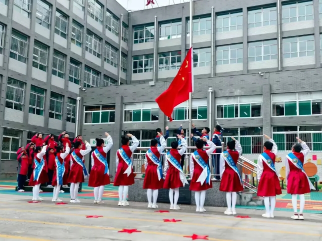 在平凡中发现伟大！——吕梁离石区长治路小学雷锋月主题升旗仪式